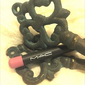 NWOT: MAC - Lip Pencil - HIP N HAPPY